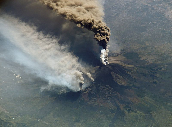 NASA  Etna i udbrud